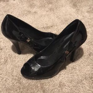 Cute black heels with side bow.